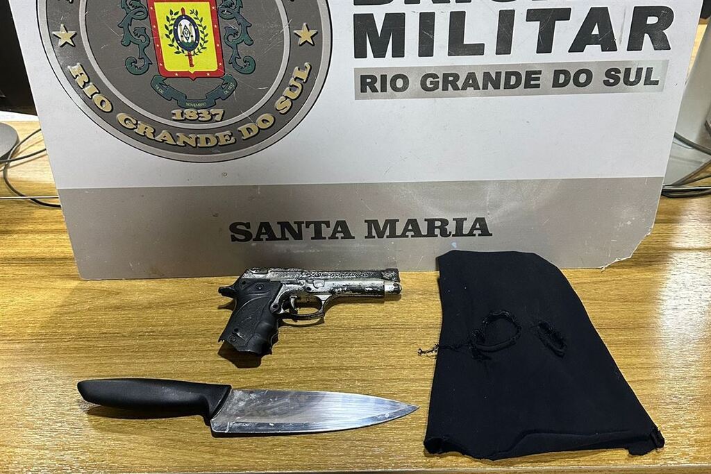 Dupla é detida com arma falsa, faca e touca ninja em Santa Maria