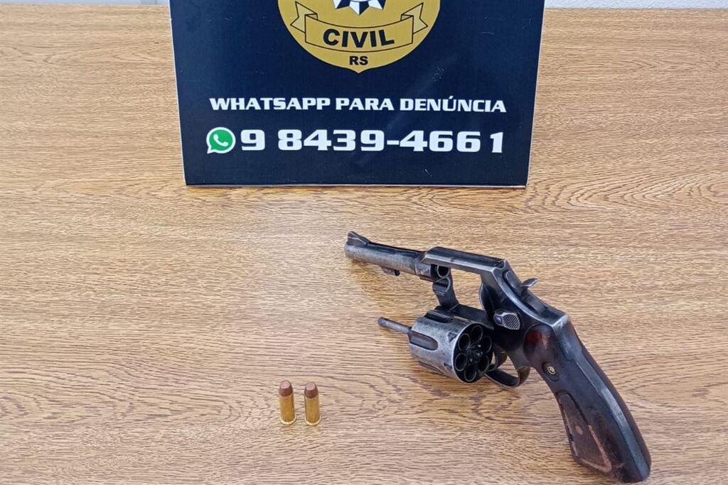 título imagem Polícia Civil prende homem que tentou escapar subindo em árvore e telhado; fato ocorreu em cidade da região