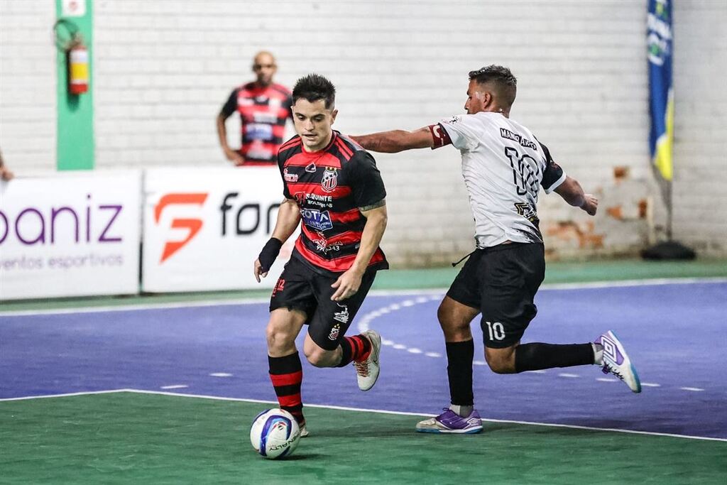 Foto: Gabriel Haesbaert (Minha Foto Em Jogo) - Ferroviária (de vermelho e preto) goleou o Mandrake por 5 a 0