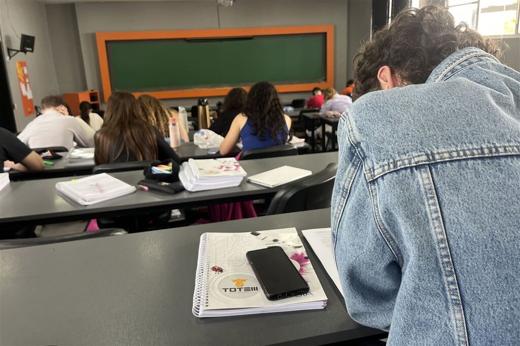 título imagem A um mês do Enem, estudos e expectativas marcam a rotina de candidatos em Santa Maria