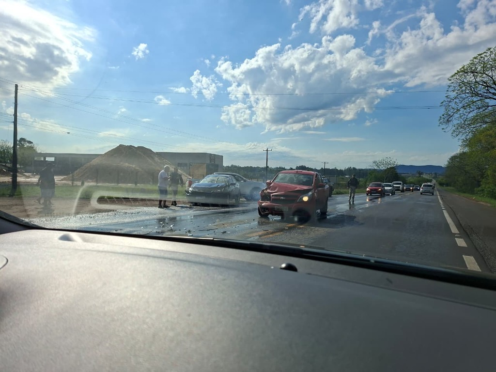 Acidente entre dois veículos é registrado na BR-392, em Santa Maria