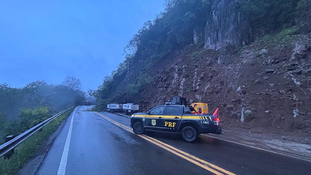 Trânsito na BR-158 em Itaara é retomado no sistema pare e siga após bloqueio total da rodovia devido a um deslizamento; confira as rotas alternativas