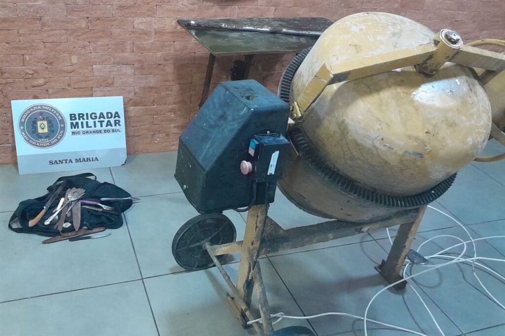 Trio é detido pela Brigada Militar com betoneira e ferramentas em Santa Maria