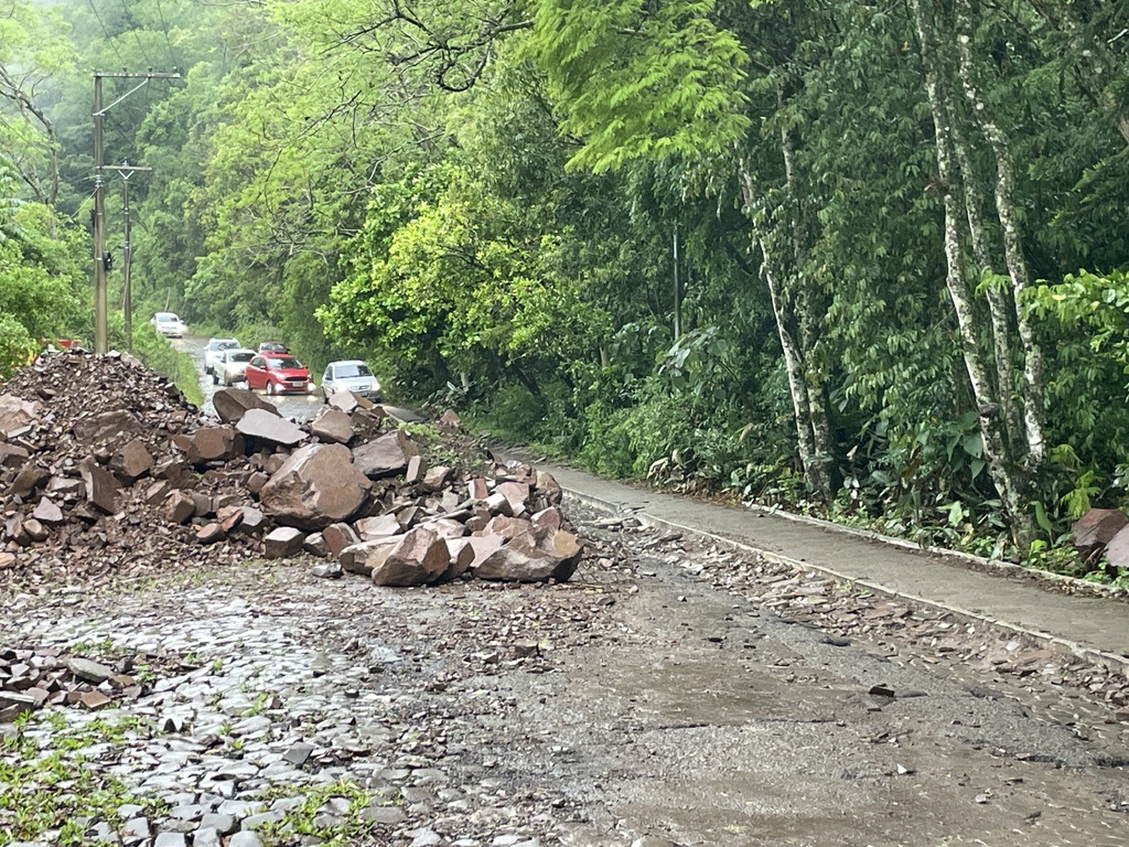 Motoristas utilizam Estrada do Perau para desviar do bloqueio na BR-158; autoridades alertam que trecho continua interditado
