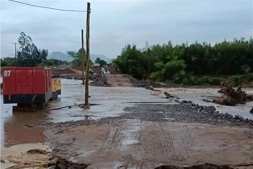 título imagem Chuvas interditam novamente trecho da ERS-348 em Faxinal do Soturno e bloqueiam ligação com Ivorá