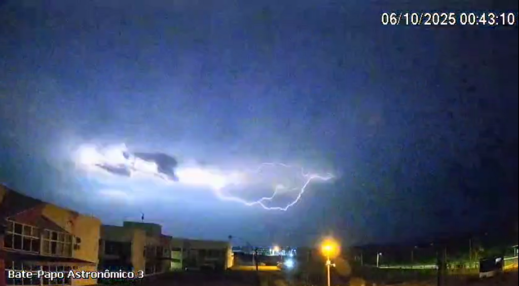 VÍDEO: Mais de 100 raios são registrados em Santa Maria entre domingo e segunda-feira