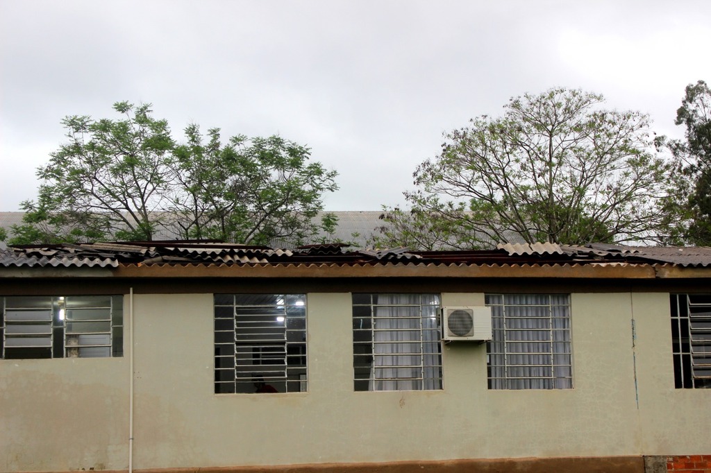 título imagem Chuva causa destelhamento em escola da região; reparos começam nesta segunda-feira