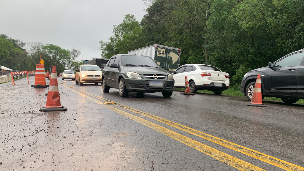 Após deslizamentos, trecho da BR-158 permanece com sistema pare e siga em Itaara