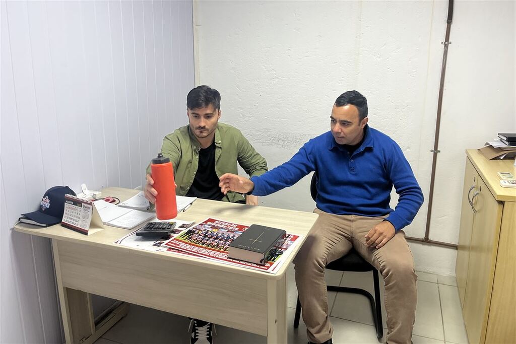 Foto: Gilson Alves - Técnico Bruno Coutinho e gerente de futebol Chiquinho participam de reuniões para montagem do elenco para o Gauchão de 2026. Pré-temporada começa em 17 de novembro