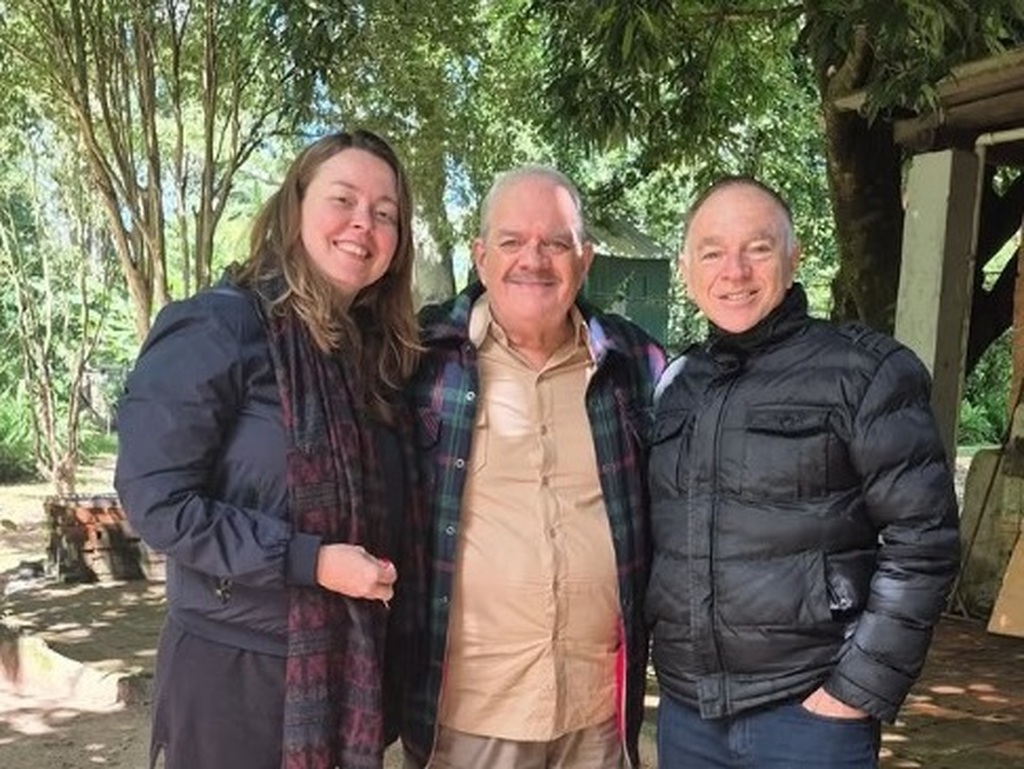 Foto Reprodução, Instagram - Zé Victor Castiel (centro) ao lado dos produtores Paola Mallmann e Beto Rodrigues, que produziu O Tempo e O Vento.
