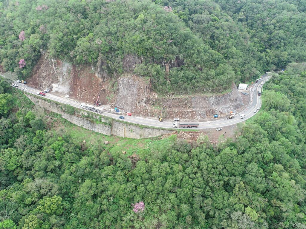 título imagem Como estão as etapas da obra de contenção dos morros na BR-158