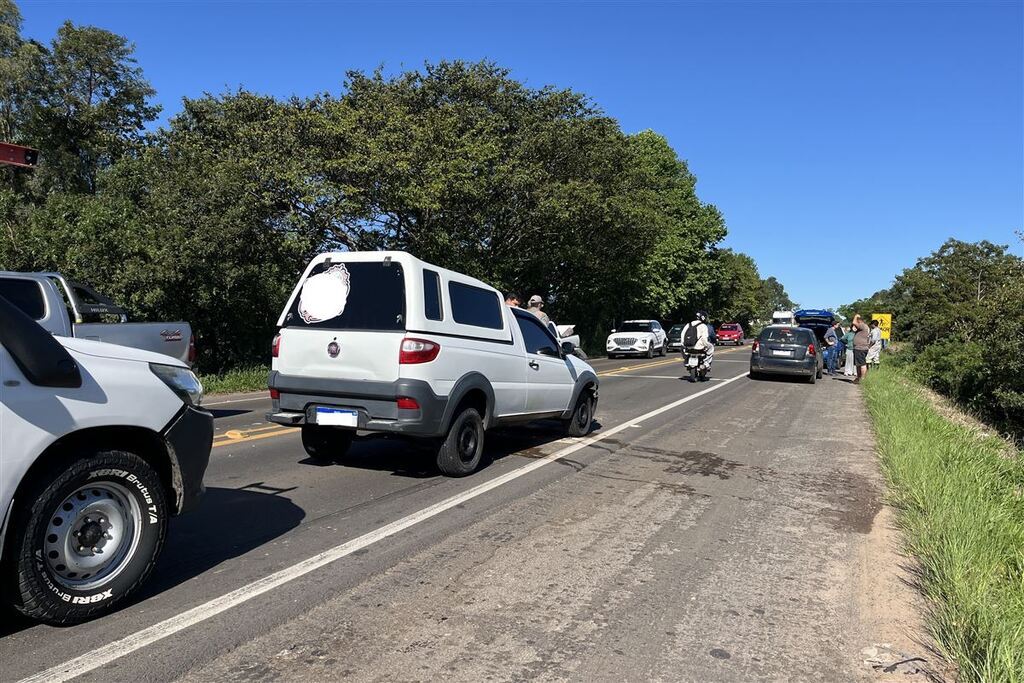 título imagem Acidente envolvendo três veículos causa lentidão na RSC-287, Faixa Nova de Camobi