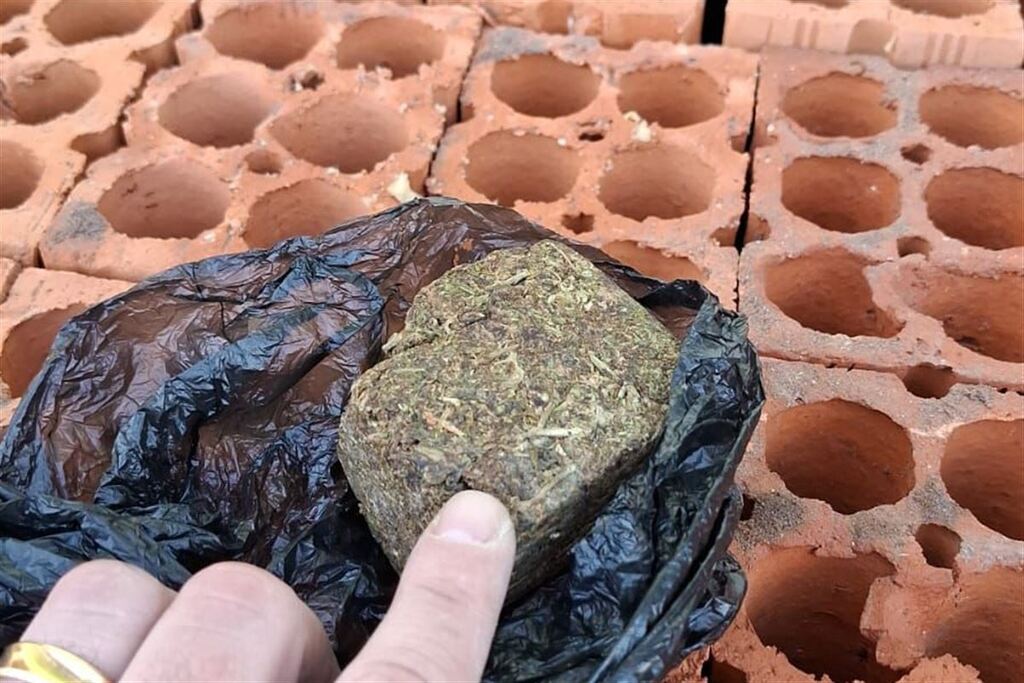 Após ameaçar a sogra, homem é preso com a companheira por tráfico em Santa Maria