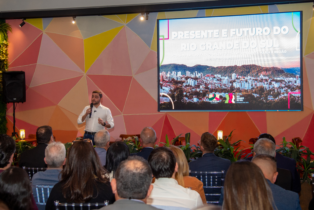 título imagem VÍDEO: Vice-governador acompanha reforma do Olavo Bilac e fala sobre desenvolvimento regional durante agenda em Santa Maria