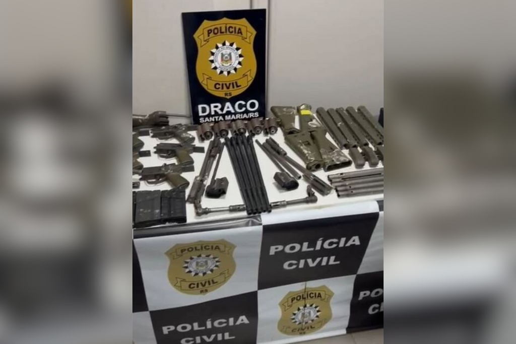 título imagem Jovem atira contra policiais durante perseguição e é preso com cinco fuzis em cidade da região