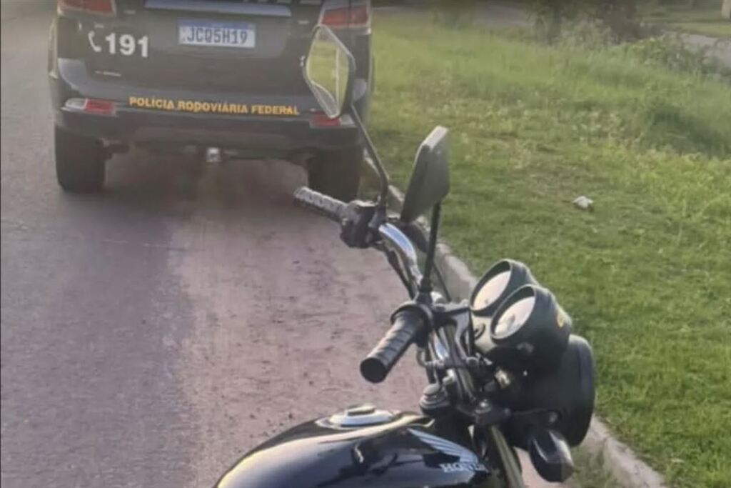 PRF apreende motocicleta com mais de R$ 60 mil em multas em rodovia da região