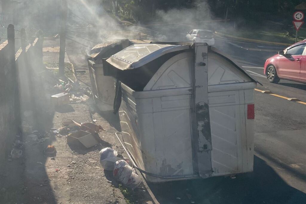 Incêndio atinge contêiner de lixo no Bairro Menino Jesus, em Santa Maria