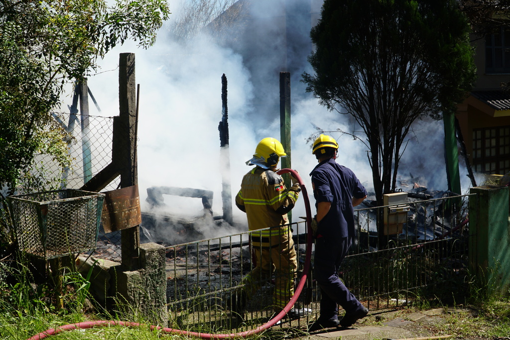 título imagem VÍDEO: incêndio destrói residência e assusta moradores no Bairro Km 3 em Santa Maria