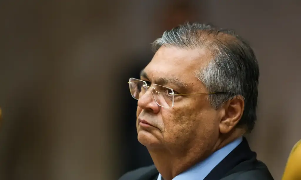 Dino vence ação de R$ 1,2 milhão contra hospital por morte de filho; valor será doado, diz ministro