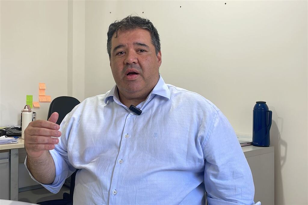 Em rede social, secretário se despede de pasta