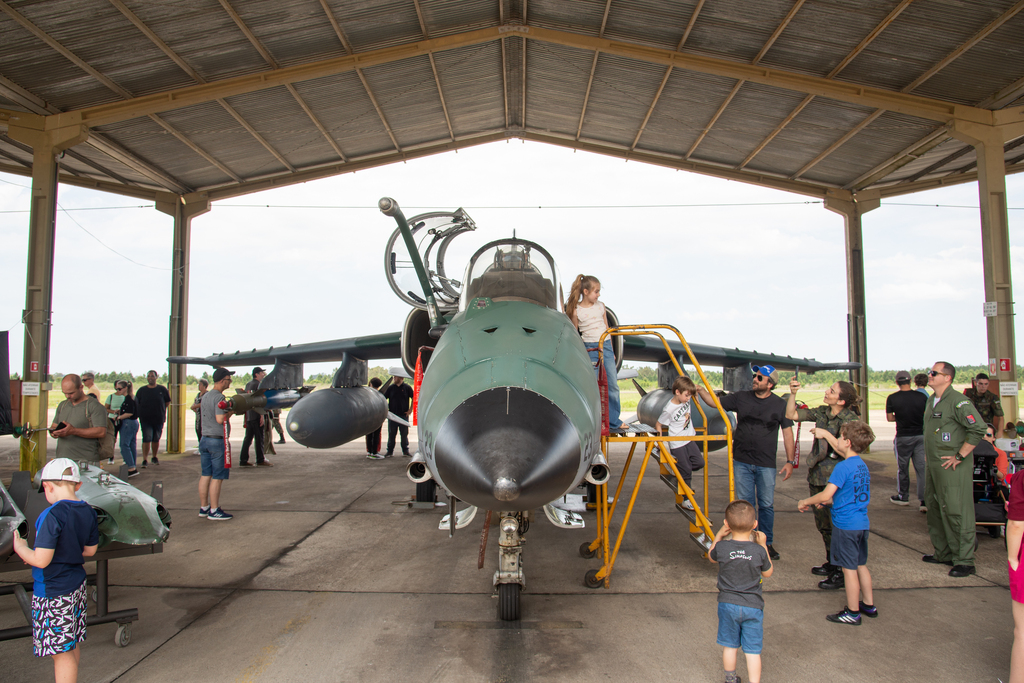 Foto: Vinicius Becker (Diário) - Crianças foram as mais atraídas pelas aeronaves expostas