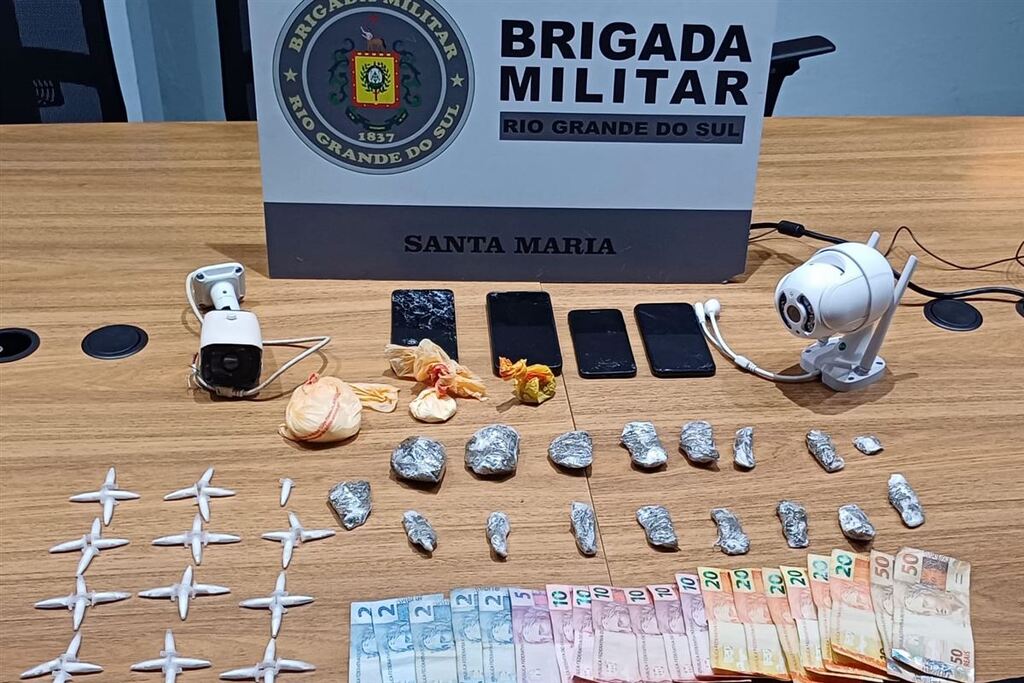 Dois jovens são presos por tráfico de drogas no Centro de Santa Maria
