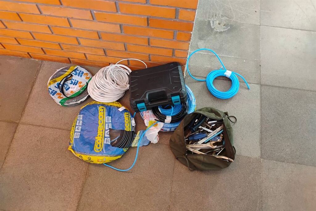 título imagem Homem é preso pela BM após furtar fios e ferramentas de residência em Santa Maria