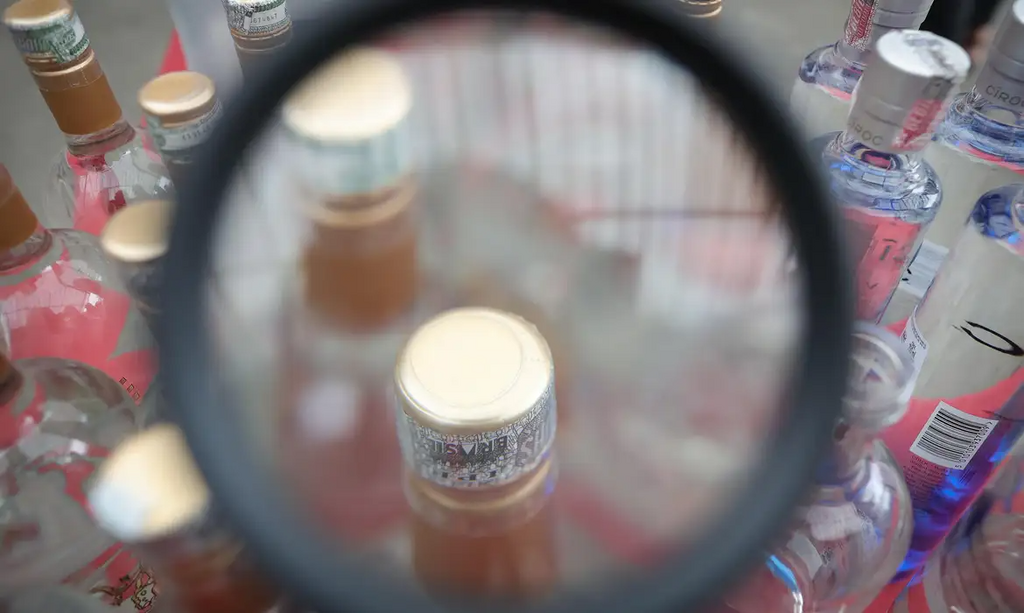 título imagem RS tem cinco casos suspeitos de intoxicação por metanol; país contabiliza 32 confirmações