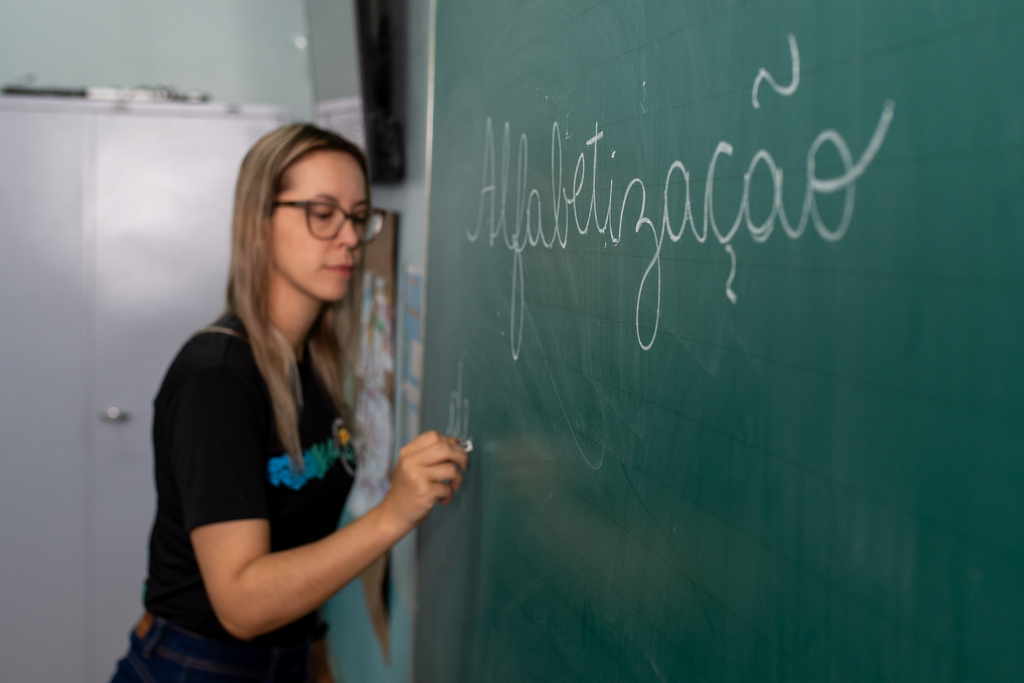 título imagem De volta à escola aos 70 anos; o papel do professor para quem decide recomeçar