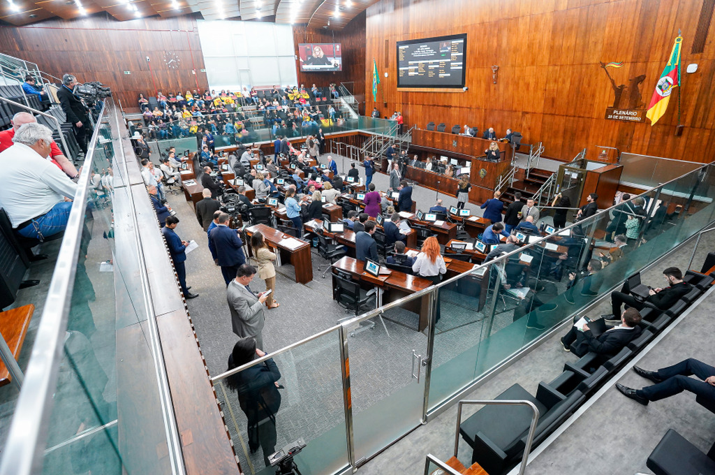 Assembleia aprova abono salarial como forma de incentivo aos professores da rede Estadual