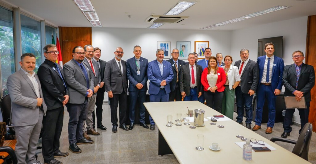 Projeto de reforço da pista da Base para ampliar voos comerciais teve avanço em Brasília