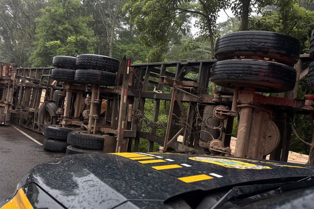 título imagem ​Motorista sai ileso após caminhão carregado com eucaliptos tombar em curva na serra de Itaara