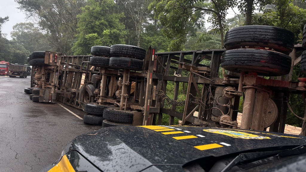​Motorista sai ileso após caminhão carregado com eucaliptos tombar em curva na serra de Itaara