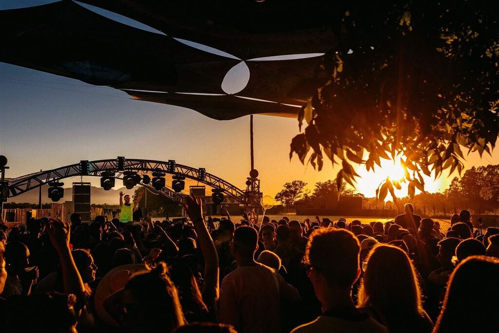 título imagem Ingressos quase esgotados: Cadoz se prepara para o seu primeiro Sunset com estrutura inédita em Santa Maria