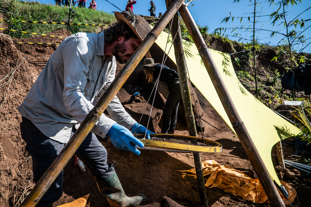 Galeria de imagens: Uma das etapas consiste em peneirar o material retirado do solo