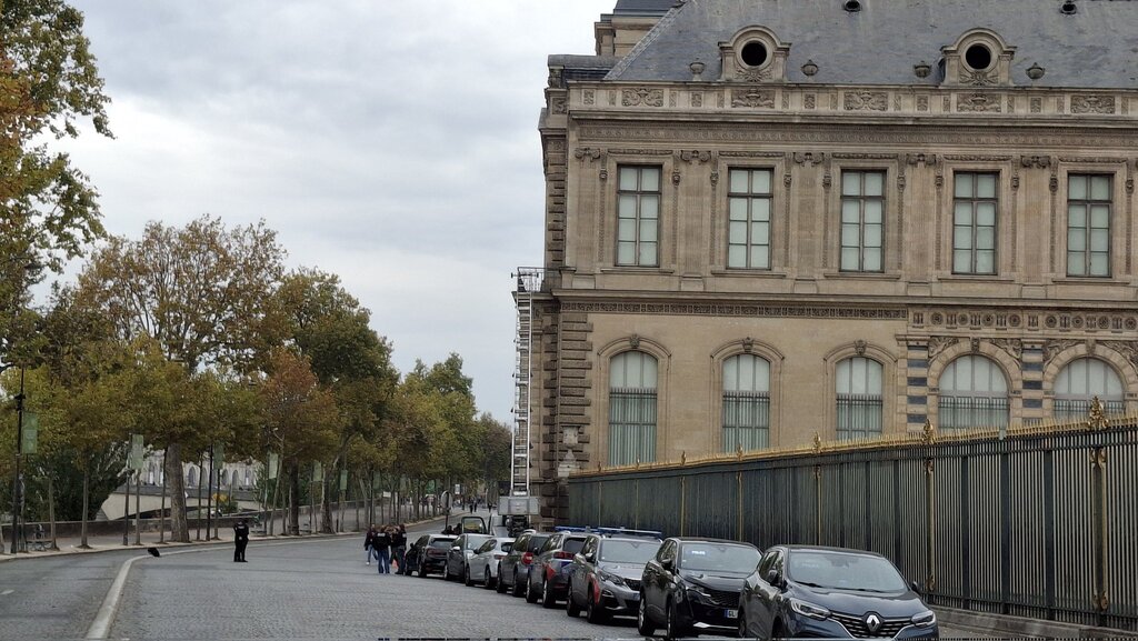 Criminosos invadem o Louvre e roubam joias históricas da monarquia francesa