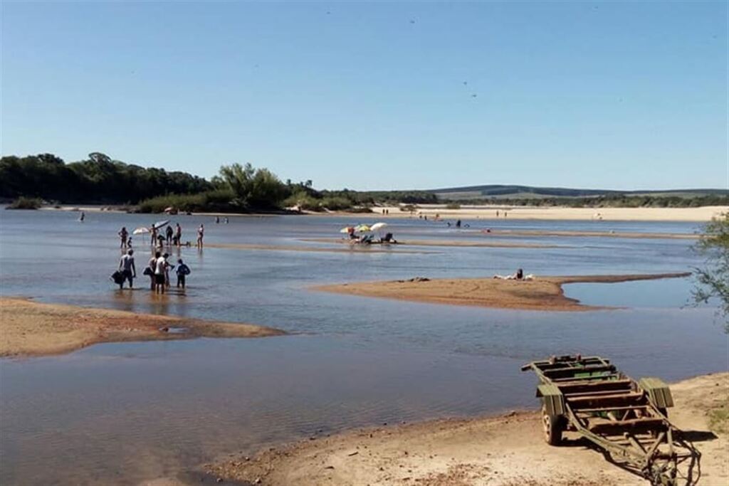 Galeria de imagens: Com a chegada do calor, praia do Jacaquá em São Francisco, é utilizada pela população