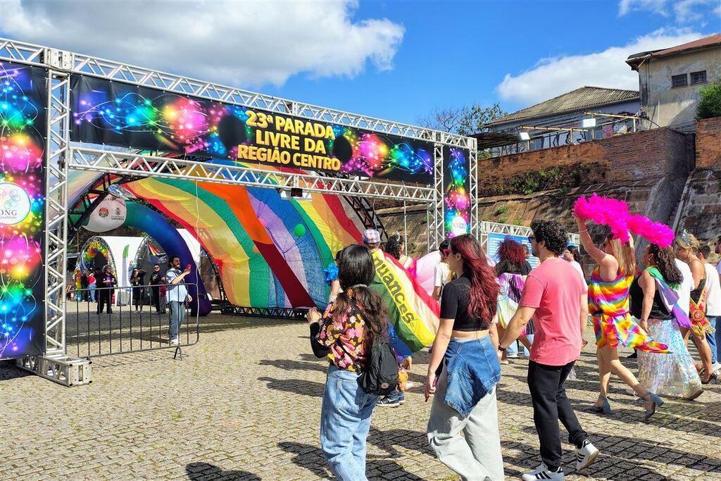 título imagem Respeito, orgulho e união: veja como foi a 23ª Parada Livre LGBT+ da Região Central
