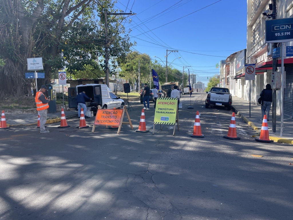 título imagem Início das obras de pavimentação da Rua Duque de Caxias alteram o trânsito no centro de Santa Maria nesta segunda-feira