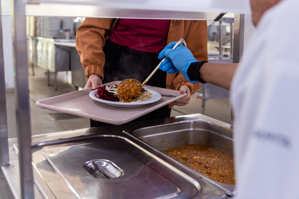 título imagem Campanha contra o desperdício de alimentos começa nos RUs da UFSM com ações educativas e sorteio de brindes
