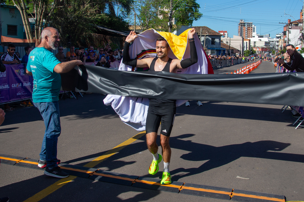Foto: Vinicius Becker - Enrolado na bandeira de Santa Maria e do Estado, Pozzo ultrapassou a linha de chegada da Maratona