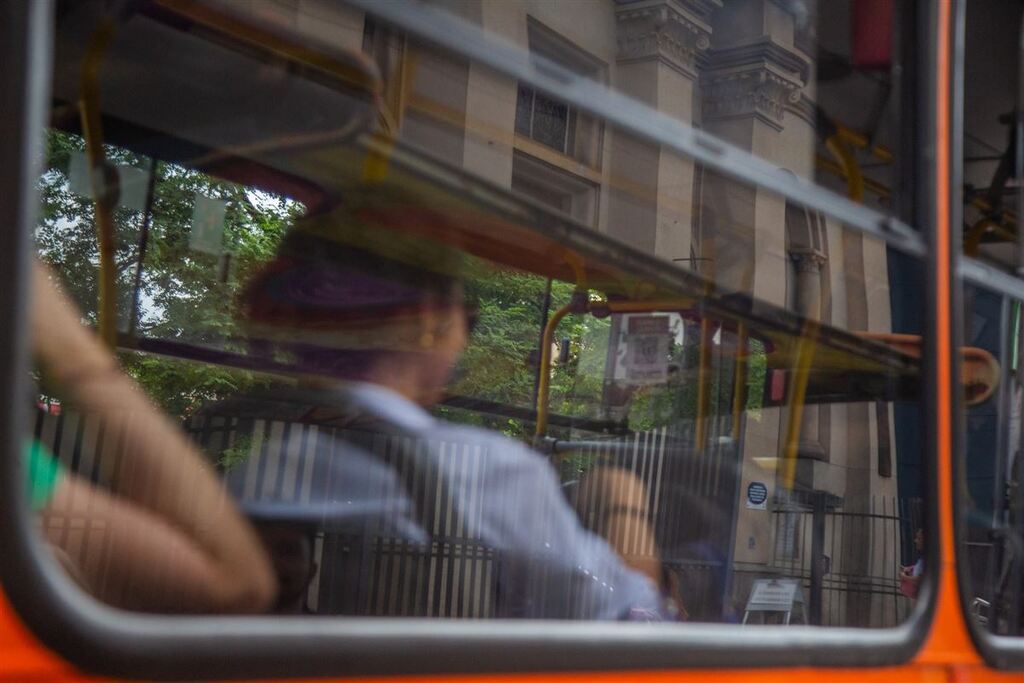 título imagem Homem armado assalta ônibus do transporte coletivo em Santa Maria e obriga motorista a mudar trajeto