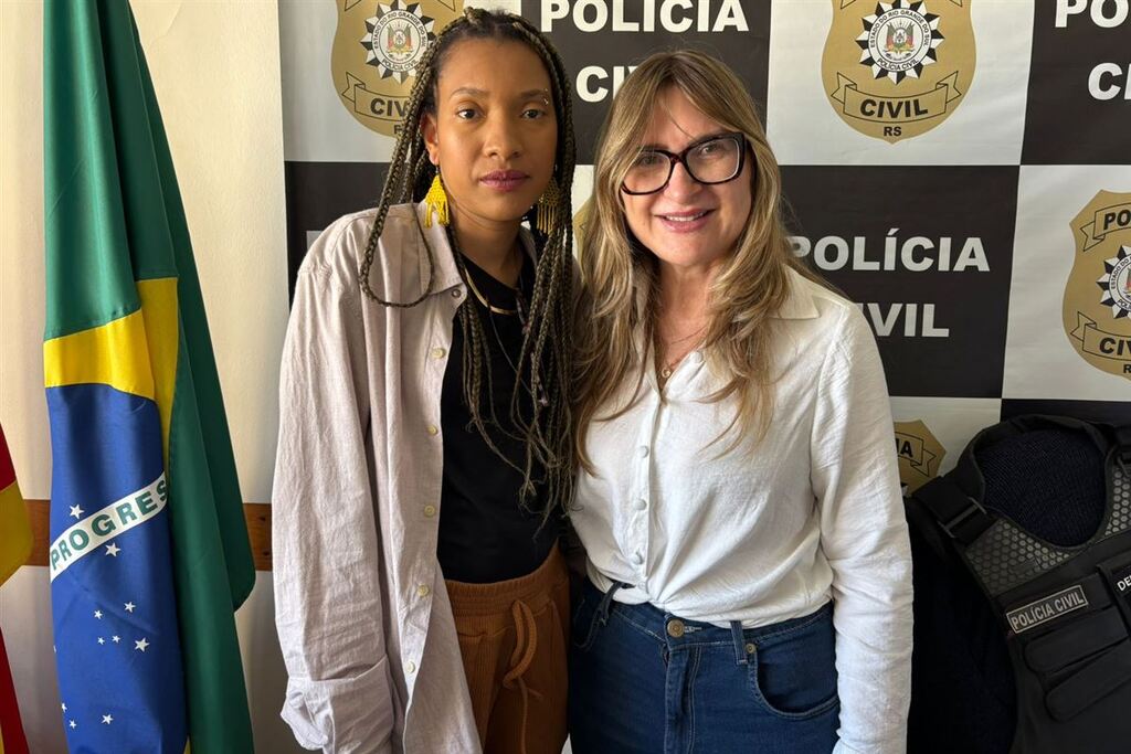 Foto: Alice Carvalho - A vereadora Alice Carvalho (à esq.) ao lado da delegada Débora Dias durante registro da ocorrência na Delegacia Proteção ao Idoso e Combate à Intolerância