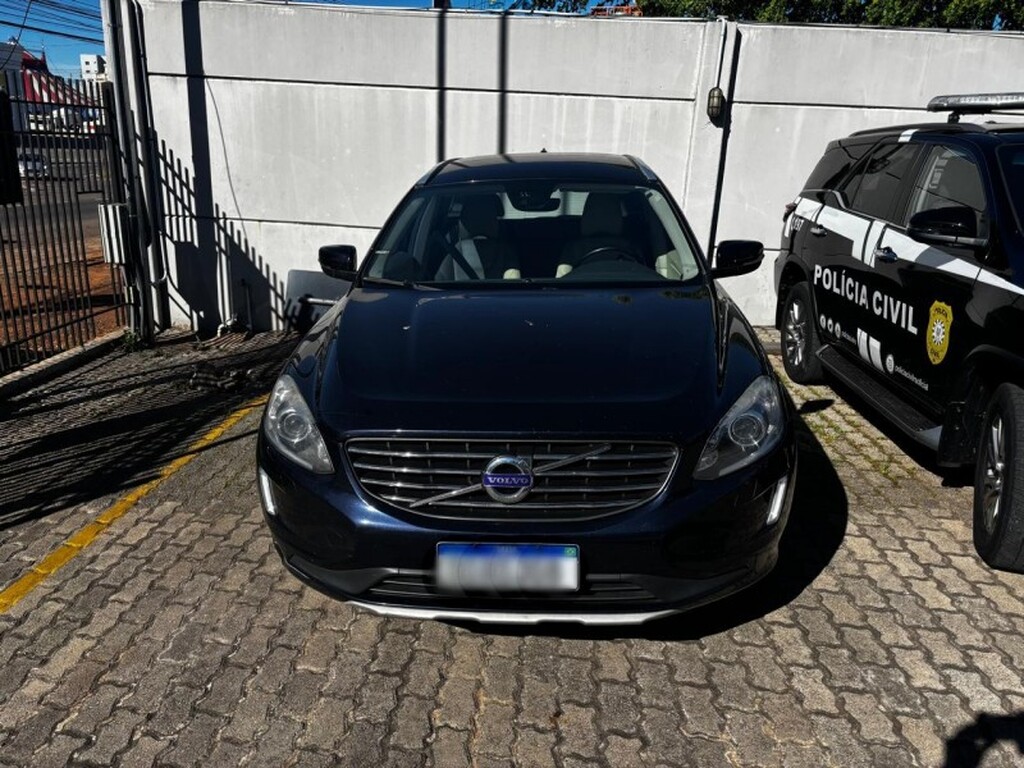 Foto: Polícia Civil (Divulgação) - Policiais prenderam cinco suspeitos e apreenderam carro de luxo com quadrilha em Passo Fundo nesta terça-feira