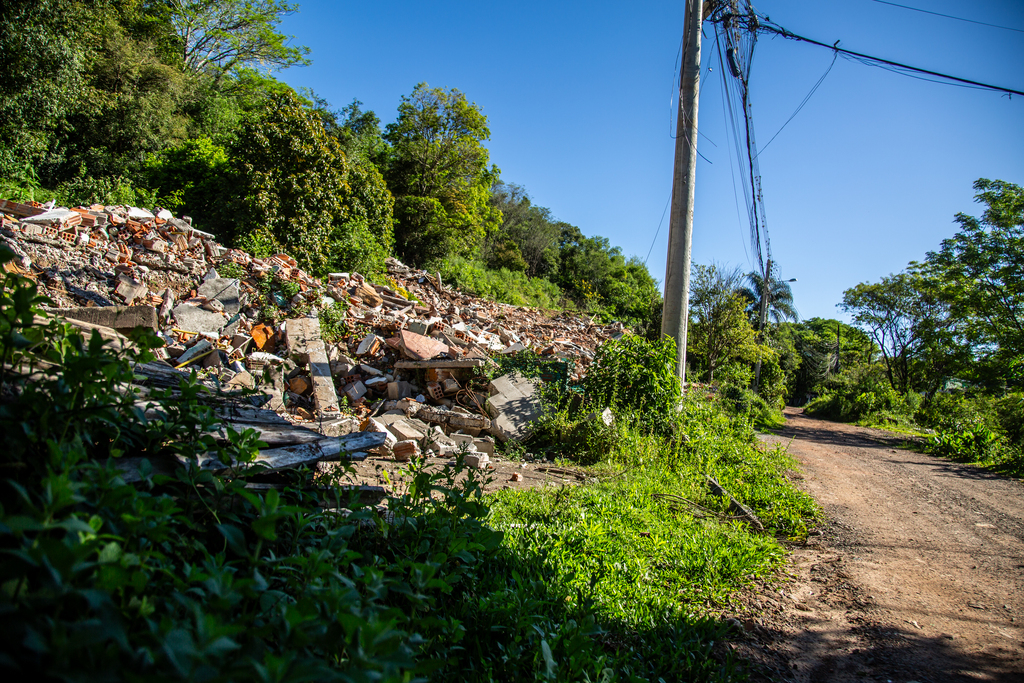 Moradores que permanecem na Rua Canário cobram limpeza e segurança; Executivo reafirma risco da área