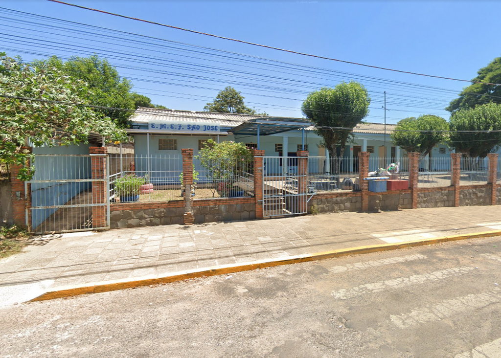 título imagem Professor é afastado após aluno relatar agressão em escola cívico-militar da região