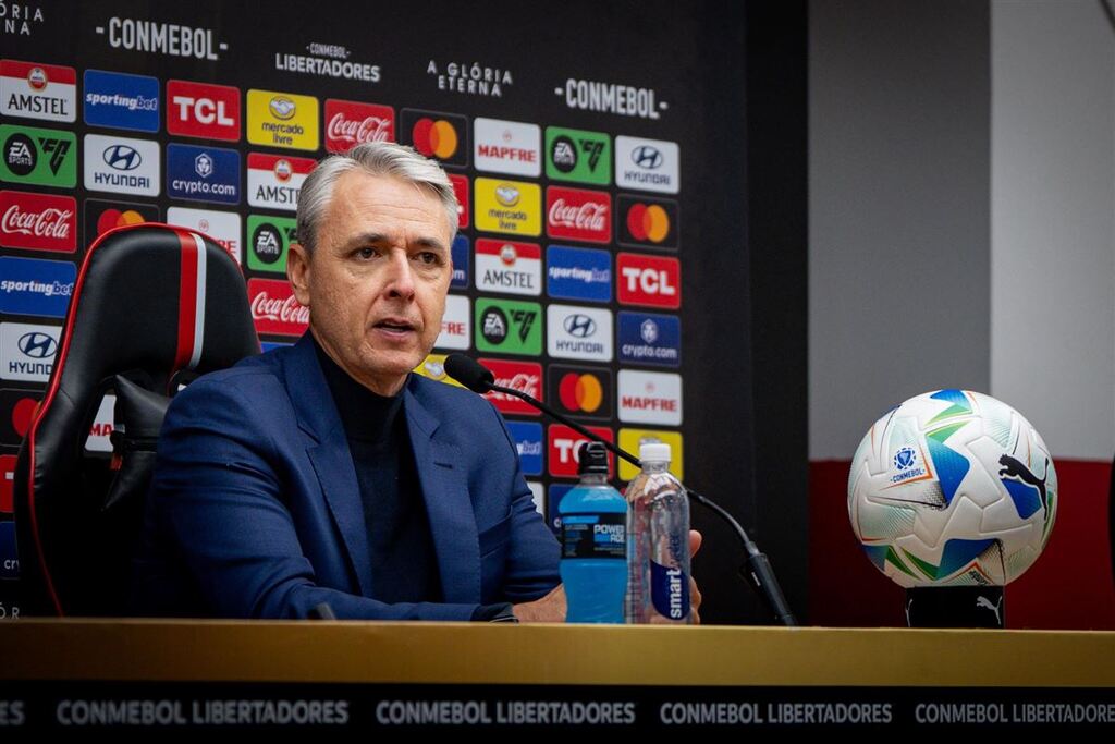 título imagem Técnico Tiago Nunes inicia a disputa de semifinais da Libertadores nesta quinta-feira