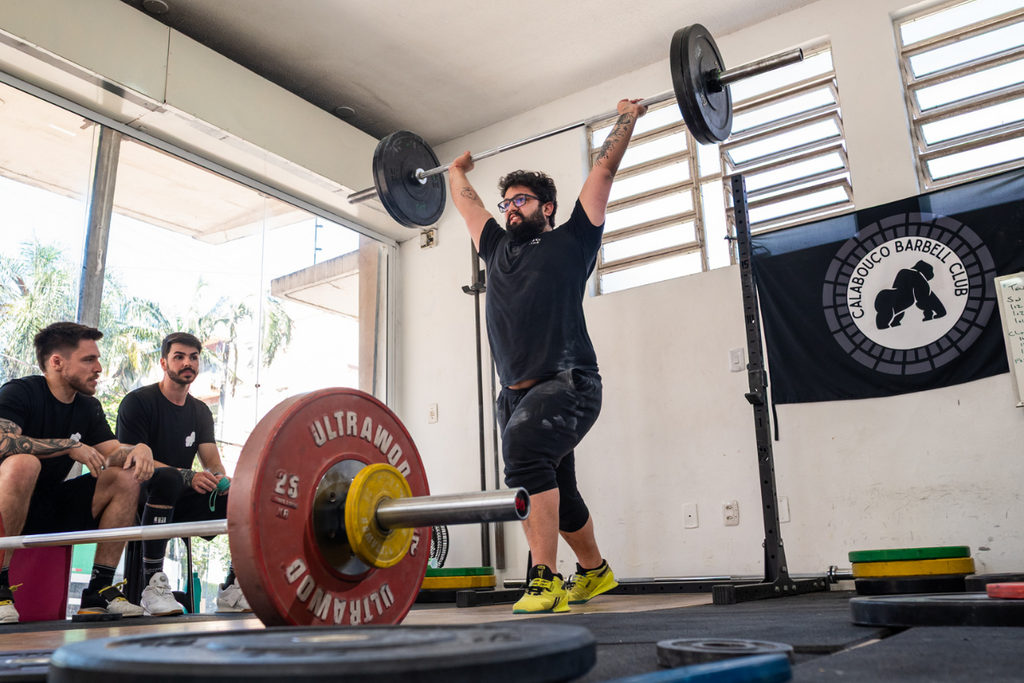 Silêncio, concentração e comunidade: os bastidores dos treinos de levantamento de peso olímpico em Santa Maria