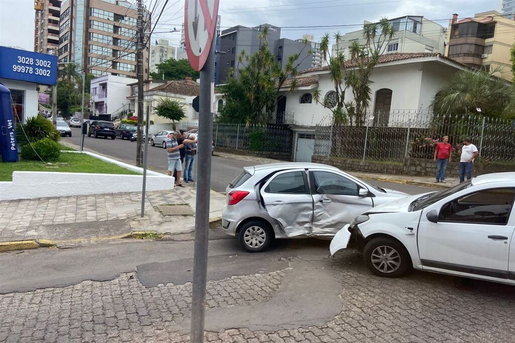 título imagem Colisão entre veículos causa bloqueio e lentidão na Fernando Ferrari