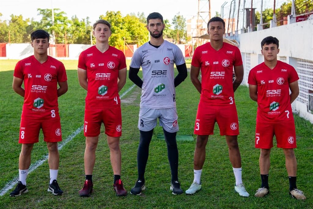 Conheça os cinco jogadores da base do Inter-SM que conquistaram três acessos à elite estadual